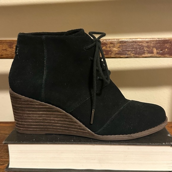 TOMS Hyde Black Suede Wedge Ankle Boots Lace Up Booties - Picture 4 of 12
